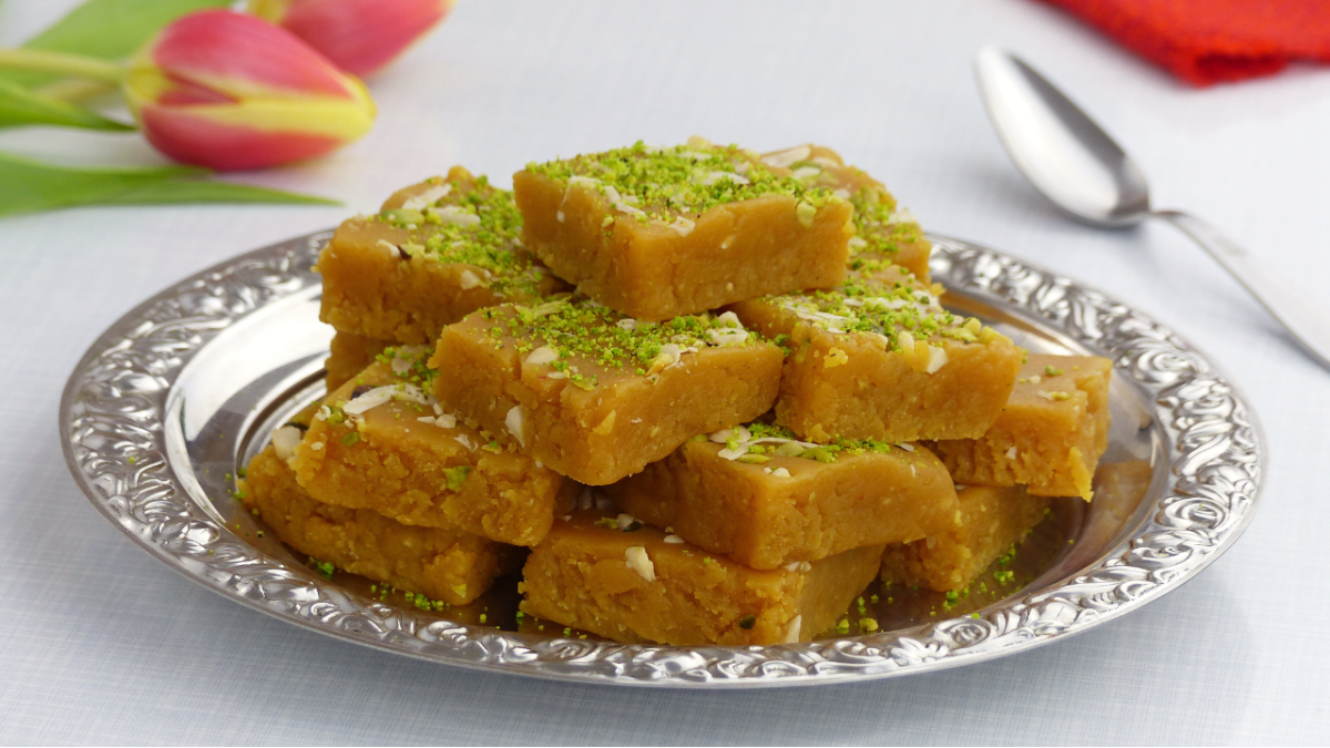 besan halwa garnished with chopped almonds and pistachios