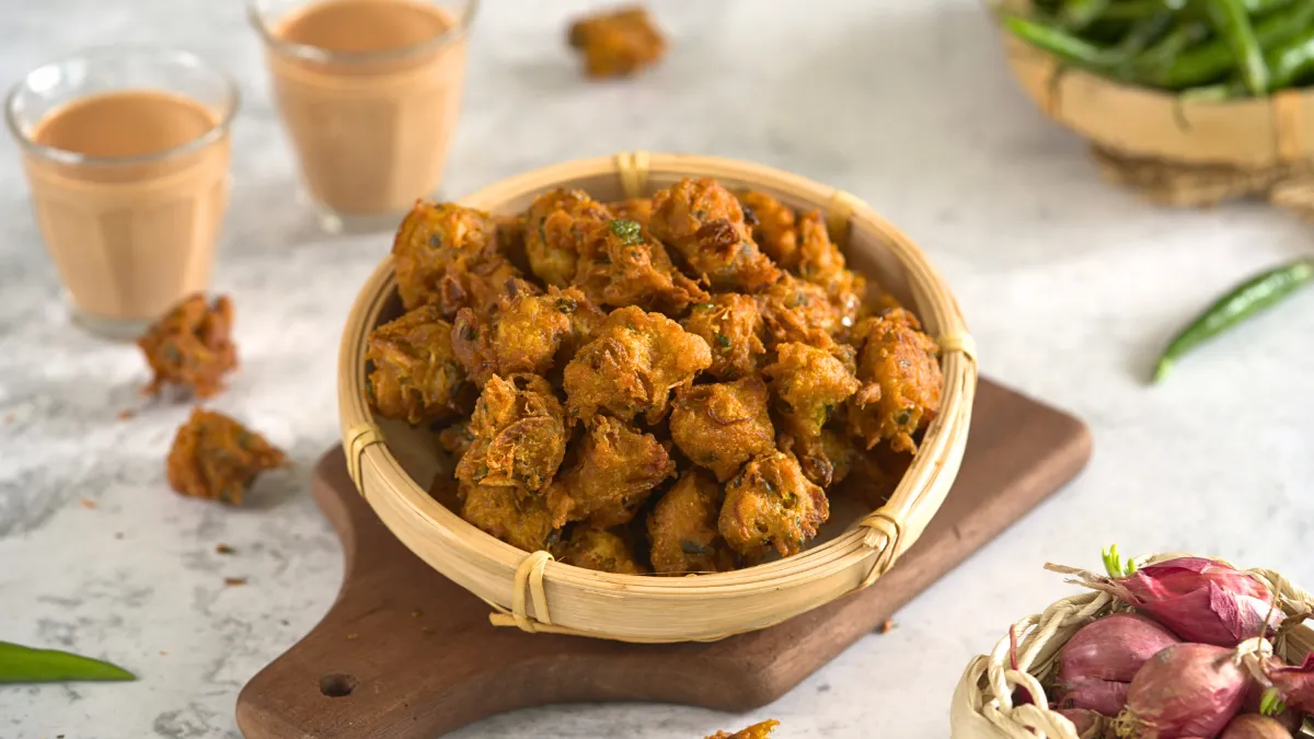 Crispy bread pakodas served with tea